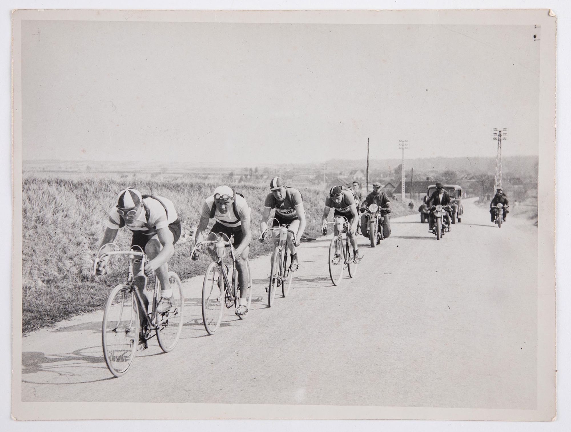 24 avril 1938. Prix de Saint-Lyé. Pierre Olivier, Huez, J. Krubs et Gobin dans la côte de Villacerf, en tête de la course.