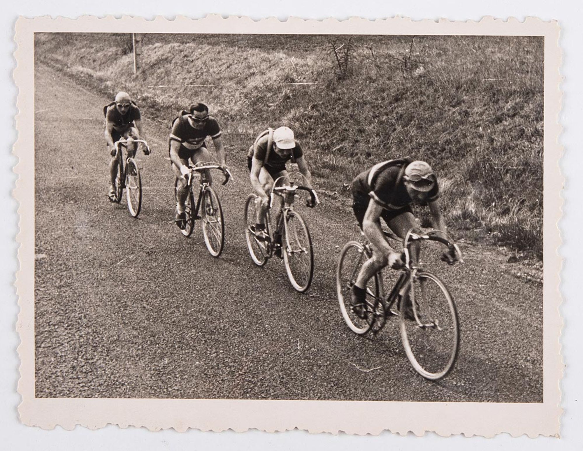 6351. Troisième vue d'une série de six tirages photographiques représentant une course non identifiée. Quatre coureurs, dans la campagne. Lieu à identifier.