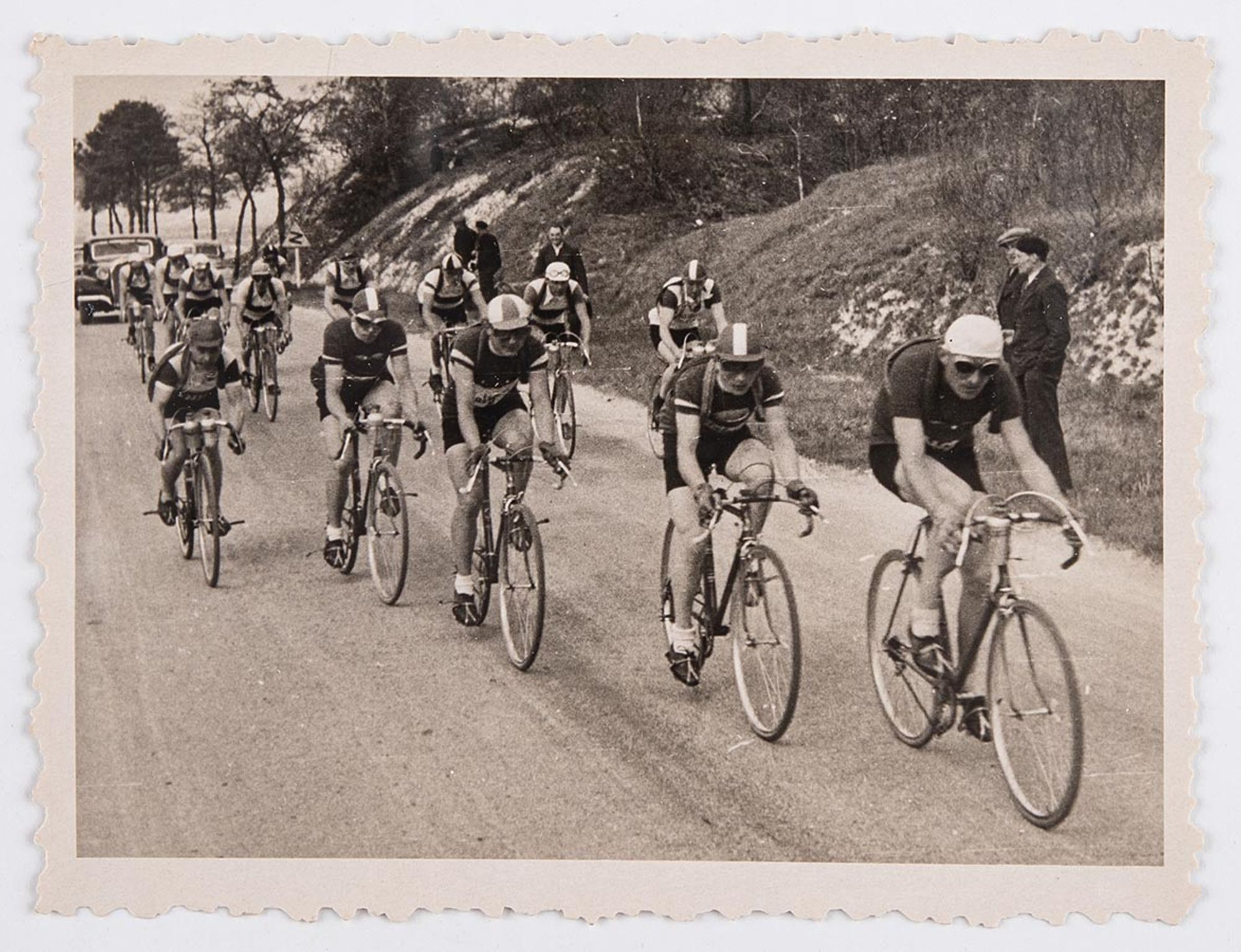 Vue d'une série de six tirages photographiques représentant une course non identifiée. Le peloton dans la campagne. Lieu à identifier.