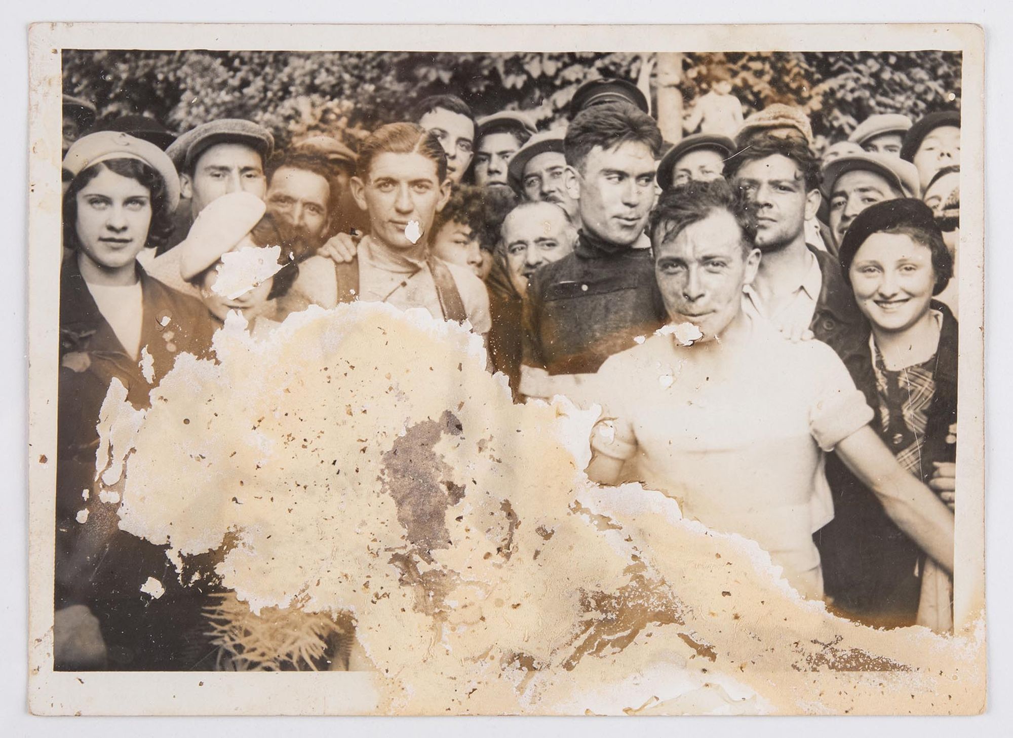 3 juin 1934. Prix du Bon-Séjour. Photographie des vainqueurs : J. Krubs, premier, entouré de Simmonet, deuxième, et Canparo, troisième, au milieu des spectateurs.