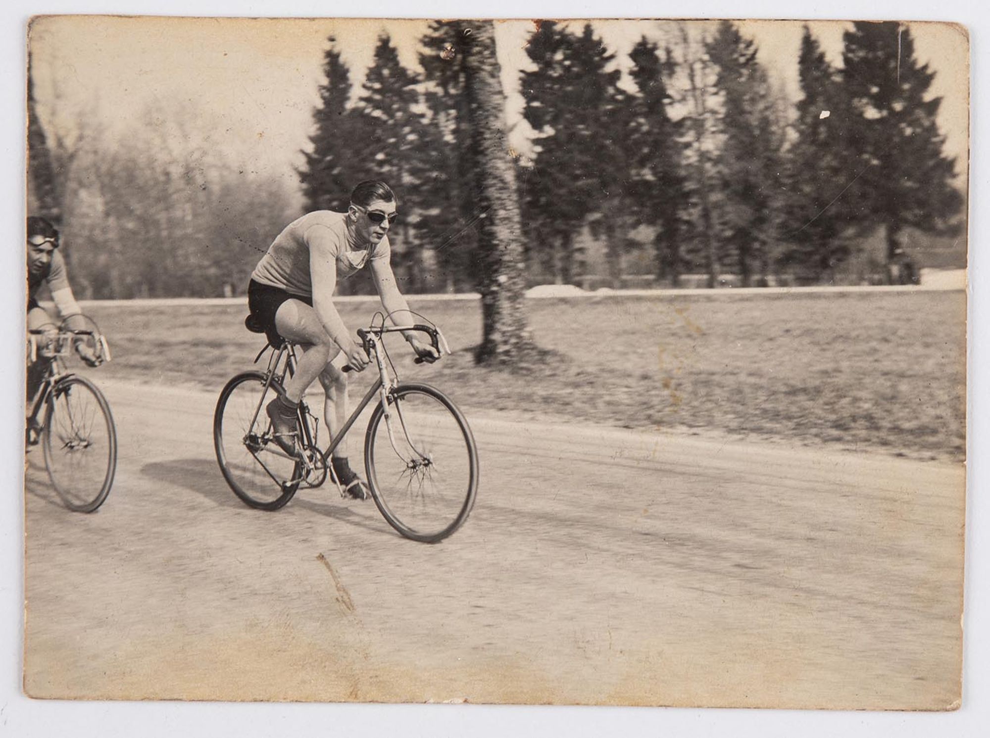 J. Krubs, en tête, et un autre coureur lors d'une course cycliste. Lieu à identifier.