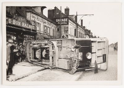 Photographie montrant le déraillement du tramway à Troyes avec les habitants du quartier (16 mai 1930) 