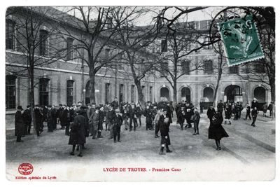 Première cour du lycée de Troyes
