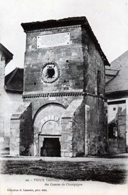 Anciens palais des comtes de Champagne (Xe/XIe siècle),  actuelle place de la Tour. Cest là que les templiers champenois ont été emprisonnés  après 1307.